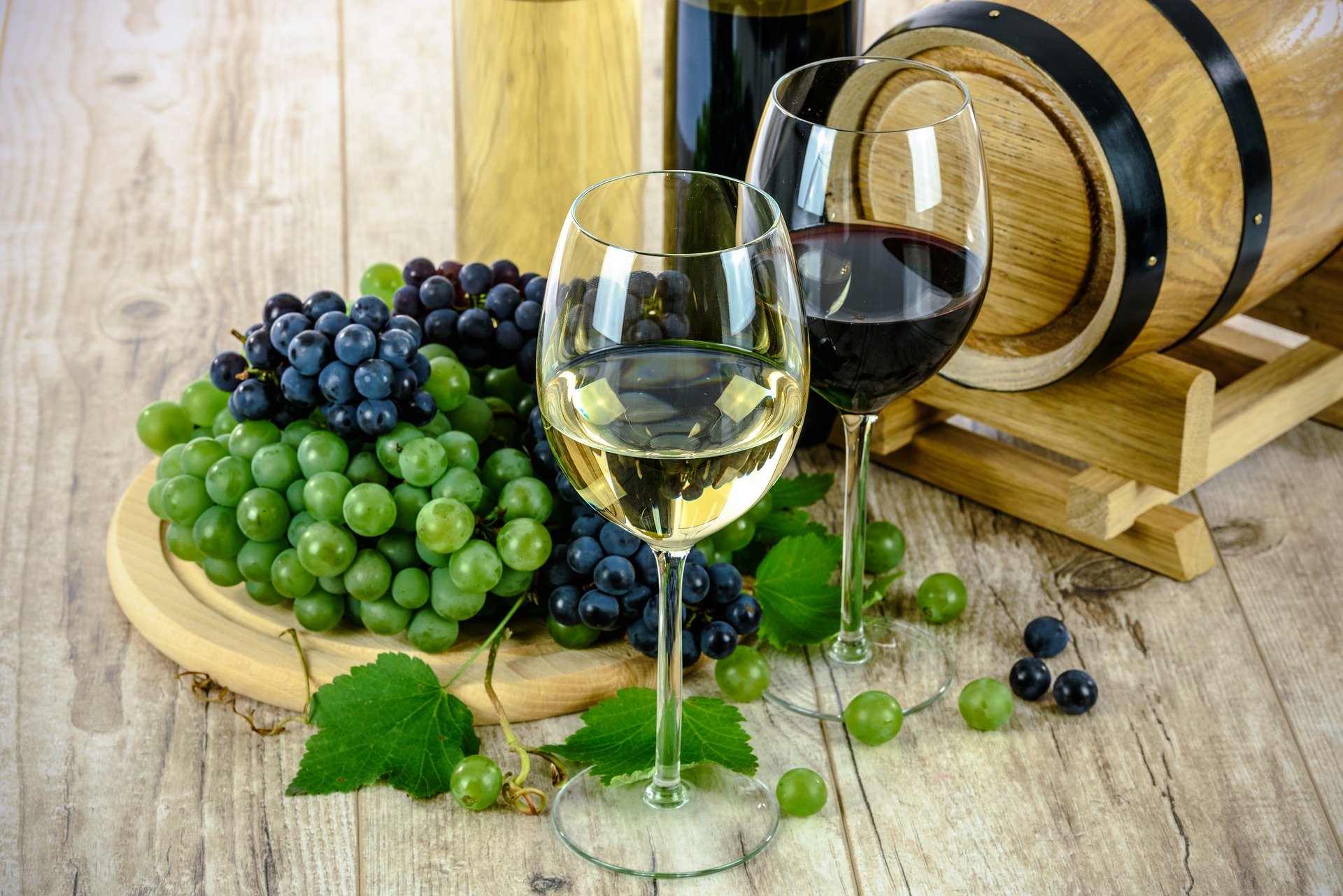 Verres de vin blanc et de vin rouge
